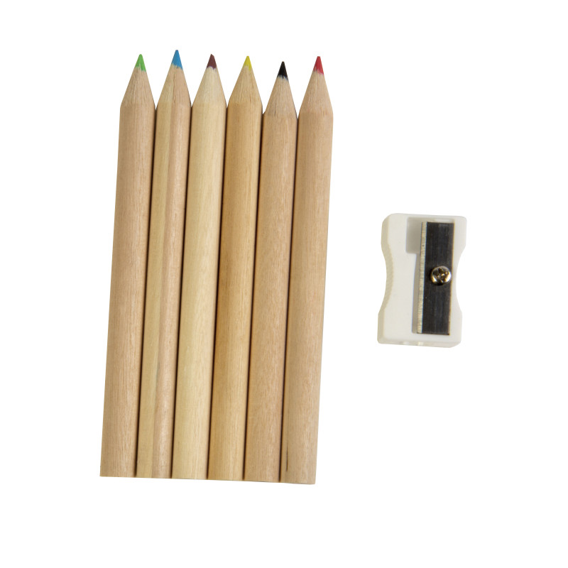 Set compuesto por 6 lápices de madera de colores, sacapuntas de plástico y cuaderno