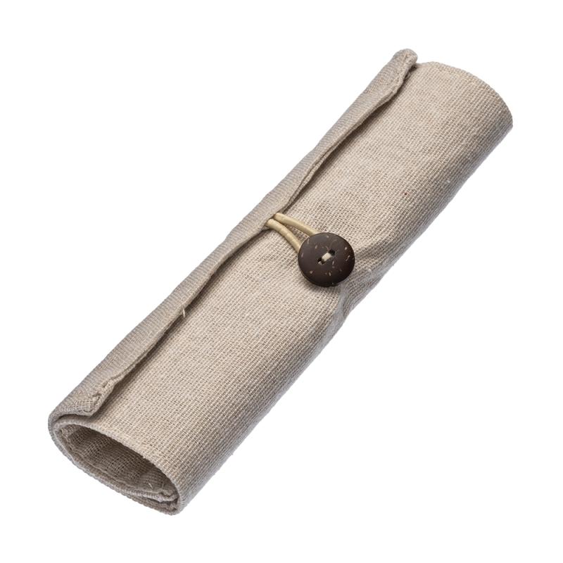 Estuche enrollable de algodón. Cierre con botón y elástico