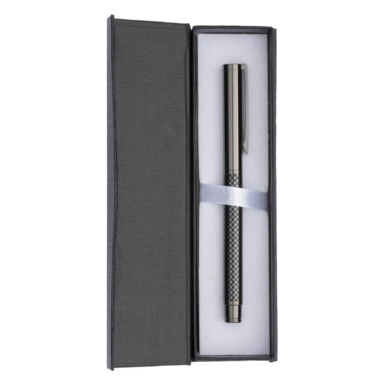 Bolígrafo click de metal bruñido. Acabado en fibra de vidrio, con estuche de cartón.