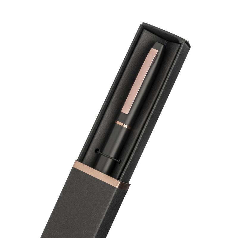 Bolígrafo de aluminio reciclado. Tinta GEL y detalles en oro rosa con estuche de cartón