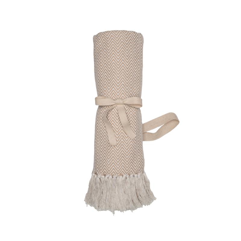 Manta con flecos fabricada con material 100% reciclado