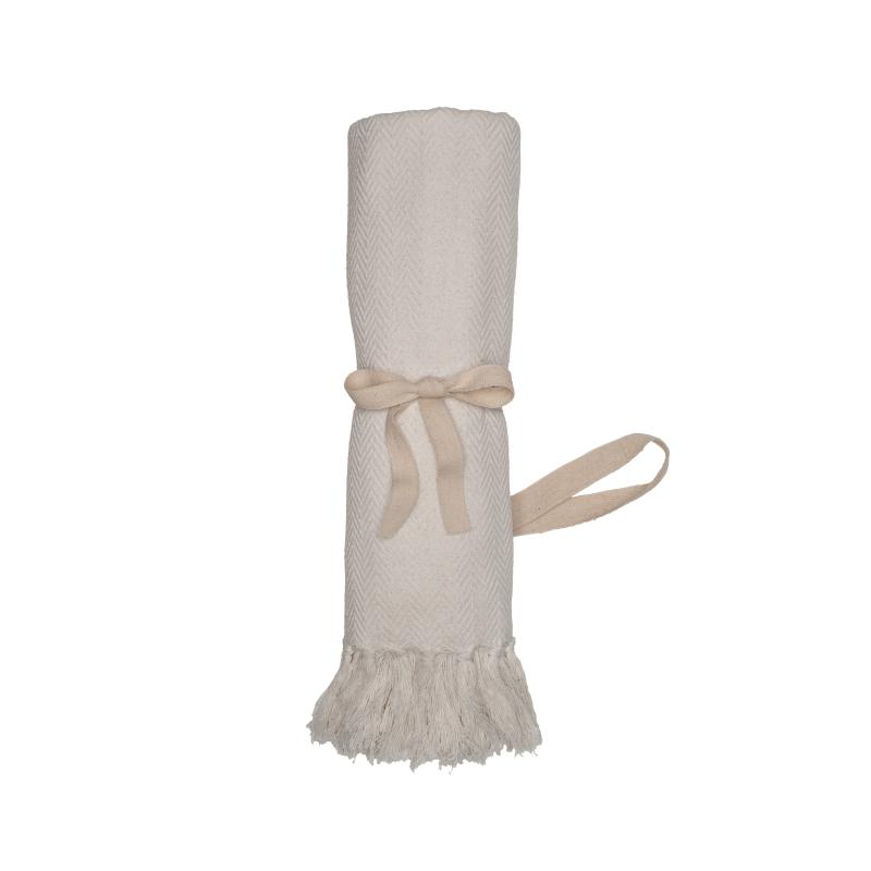 Manta con flecos fabricada con material 100% reciclado