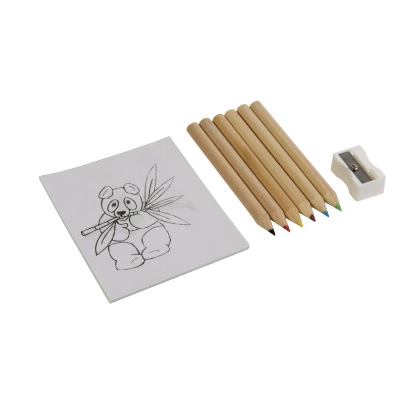 Set compuesto por 6 lápices de madera de colores, sacapuntas de plástico y cuaderno