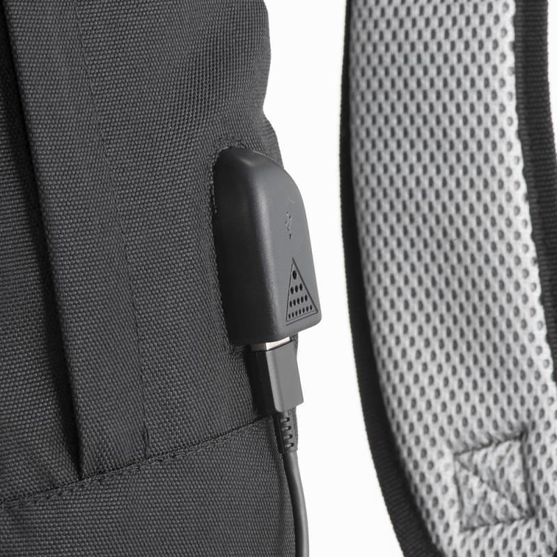 Mochila para ordenador de poliéster. Bolsillo principal para portátil y 3 bolsillos