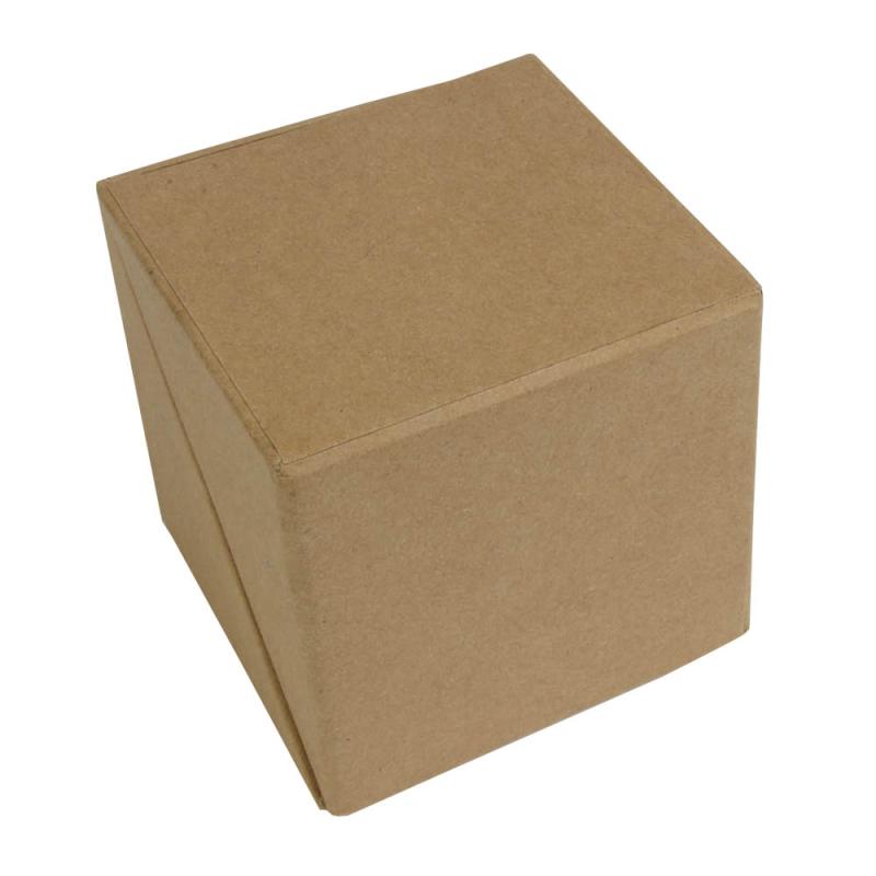 Lleva post-its de colores y un portalápices de cartón en forma de cubo