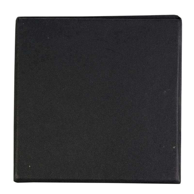 Lleva post-its de colores y un portalápices de cartón en forma de cubo