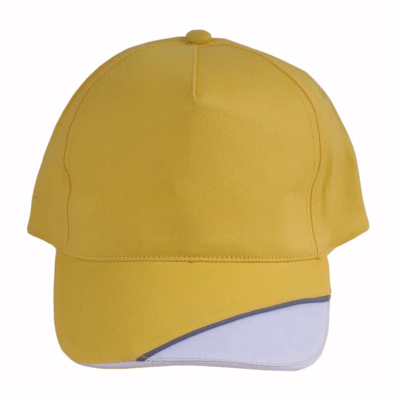 Gorra de 5 paneles de algodón con cierre velcro.