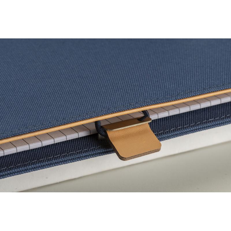 Carpeta para bloc de notas A4 en R-PET con cierre de gancho de metal