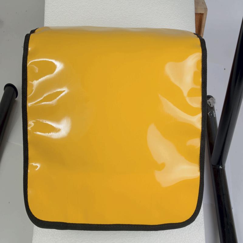 Bolsa portadocumentos con solapa en colores brillantes.
