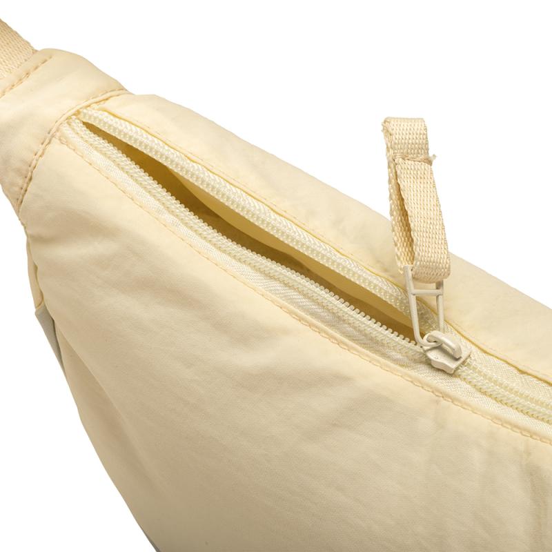 Bolso redondo de nylon con correa ajustable y cierre con cremallera