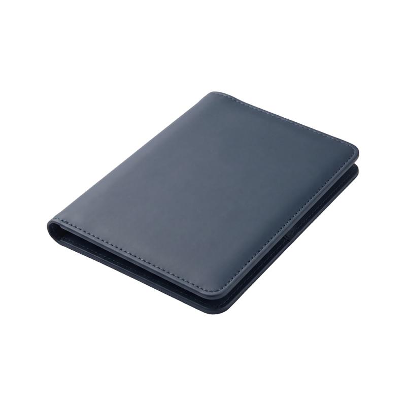 Portapasaporte de PU reciclado. Con cuatro ranuras para tarjetas de credito